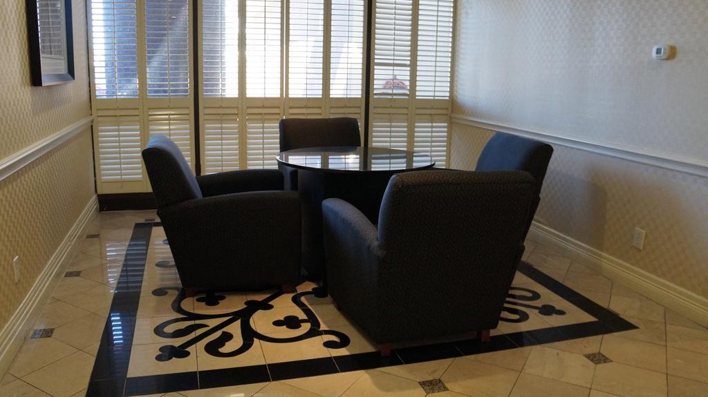 Love Field Hotel & Suites Dallas Eksteriør bilde